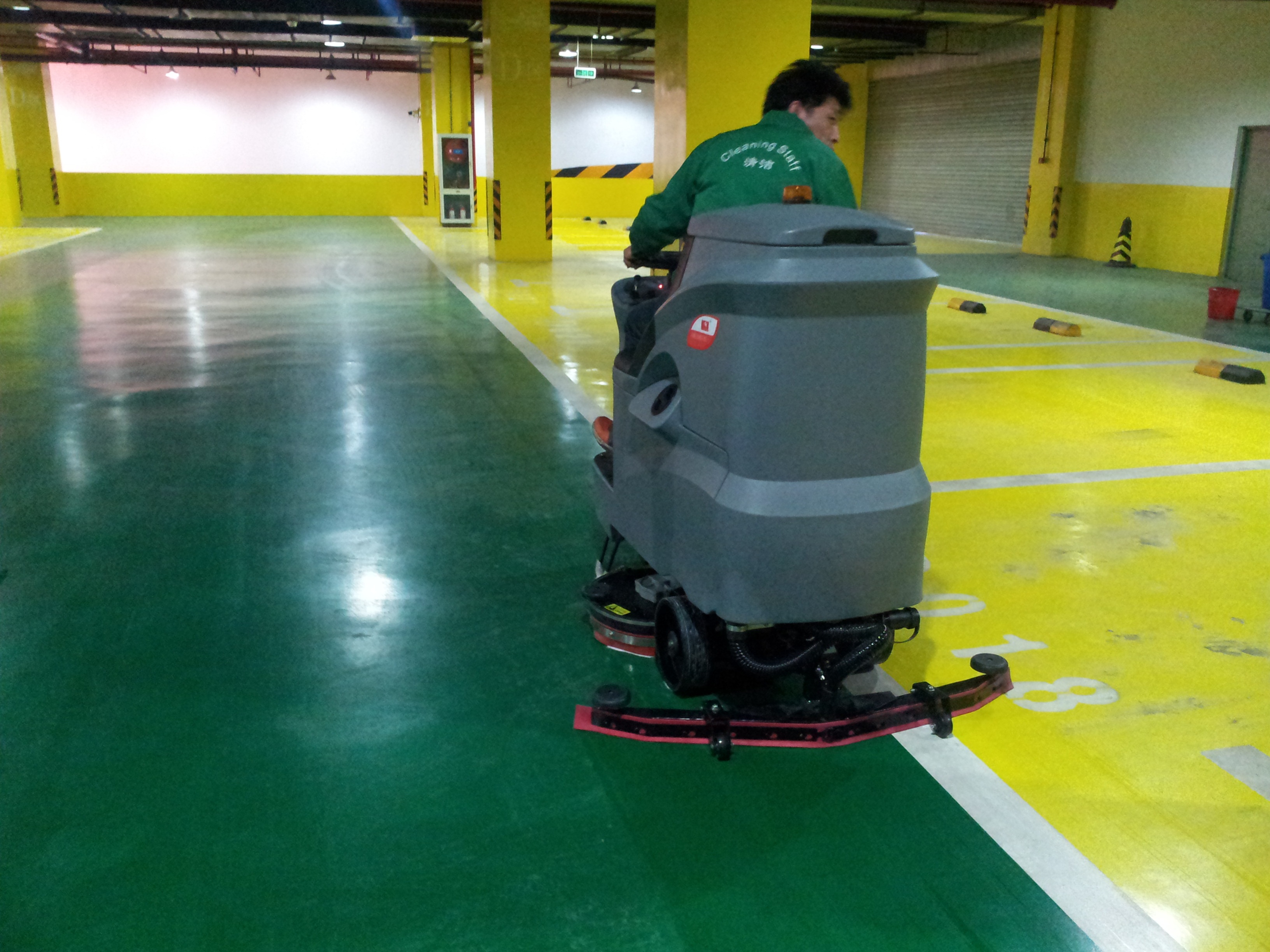 駕駛式洗地車有哪些優(yōu)勢？