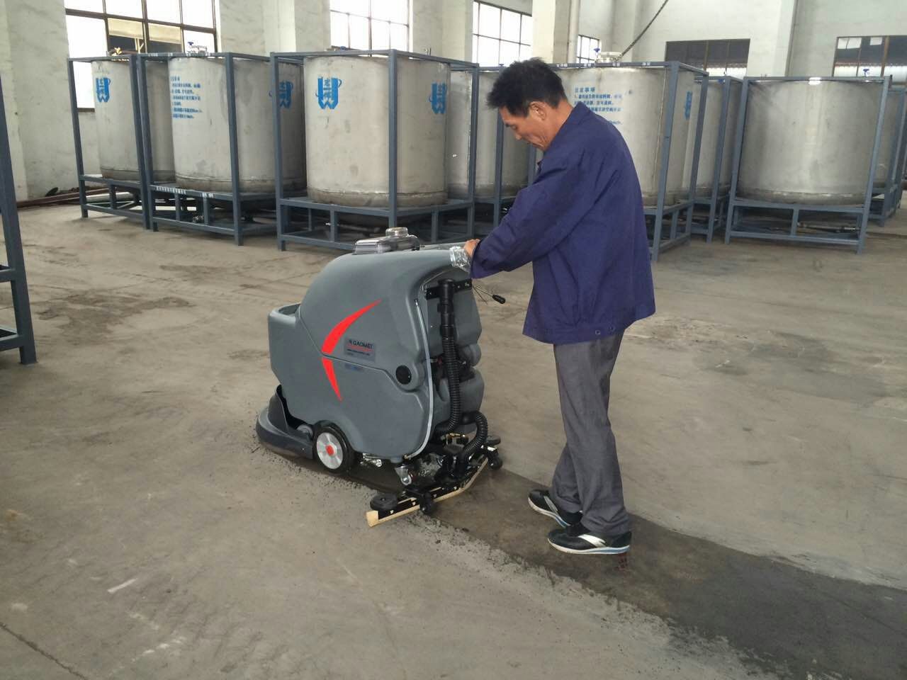 手推式洗地機清洗質(zhì)量不斷下降怎么辦？