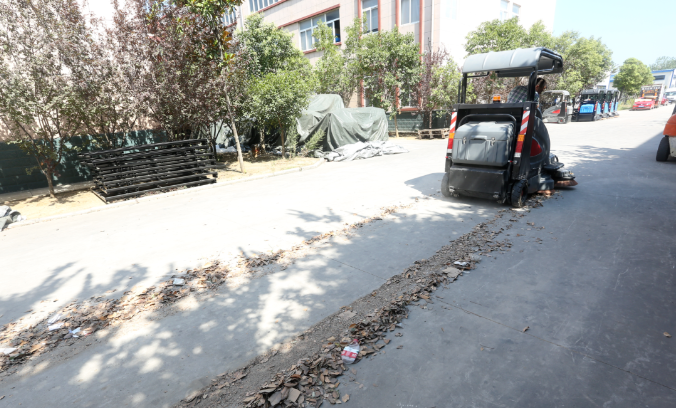 高美掃地車(chē)助力秋季戶(hù)外地面清掃