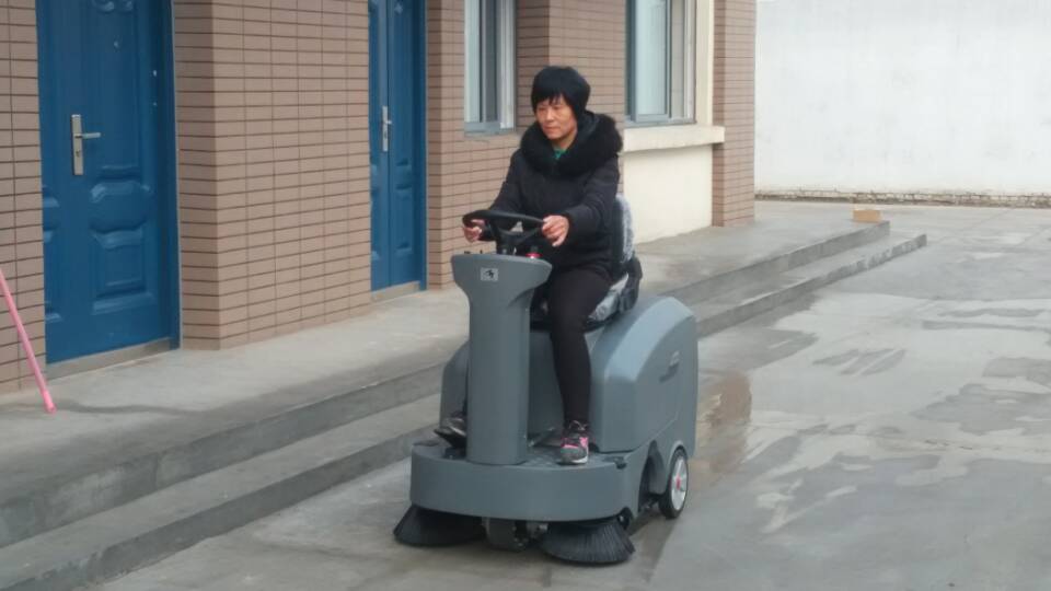工廠使用駕駛式掃地機能省多少錢？