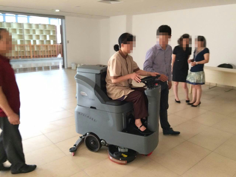 駕駛式洗地機，安全性高，效率高，噪音低，壽命長