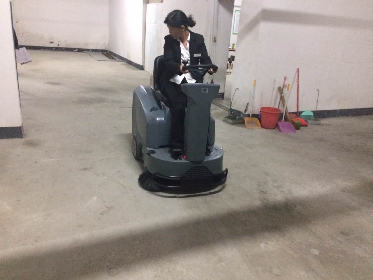地下車(chē)庫(kù)地面清潔掃地機(jī)清潔實(shí)現(xiàn)省時(shí)省力！