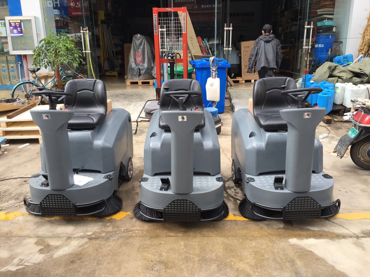 高美掃地機(jī)清掃工廠車間地面上的面粉、木屑干凈的簡(jiǎn)直沒(méi)話說(shuō)