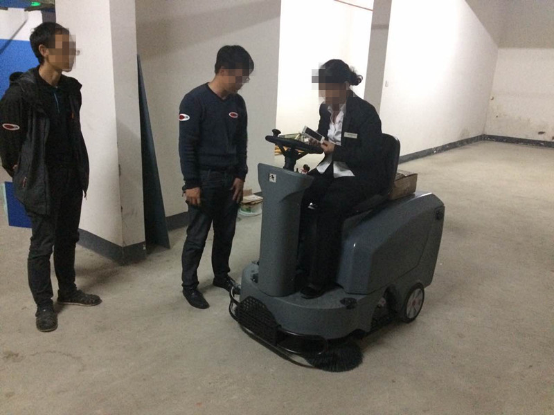 廠房庫房地面衛(wèi)生當然選擇高美掃地機