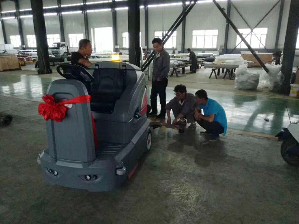 洗地機跟刷地機（單刷機）有什么區(qū)別？