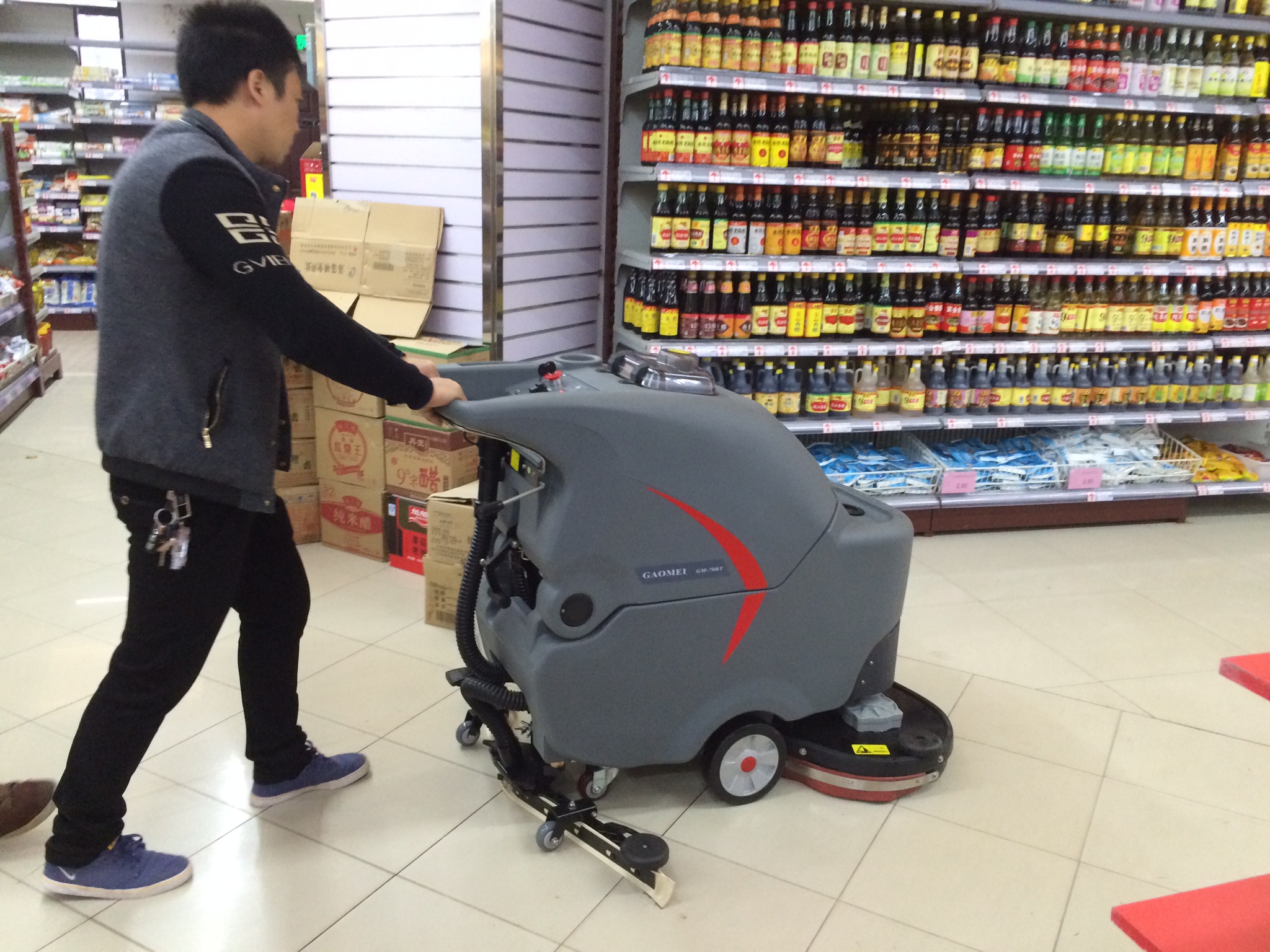 酒店，商場，超市該如何選擇手推式洗地機？