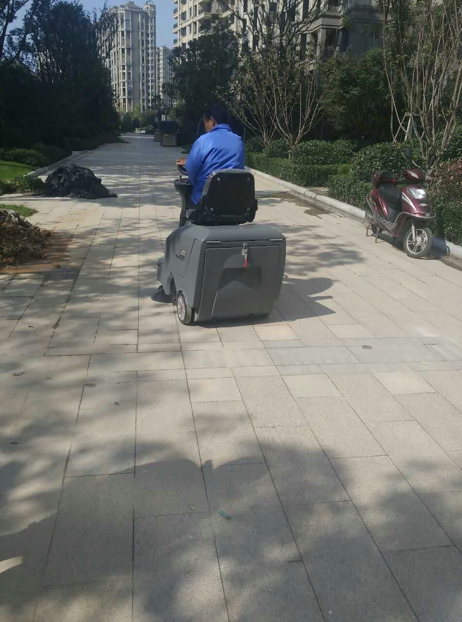 駕駛式掃地機(jī)有哪些優(yōu)勢？駕駛式掃地機(jī)使用有哪些技巧？