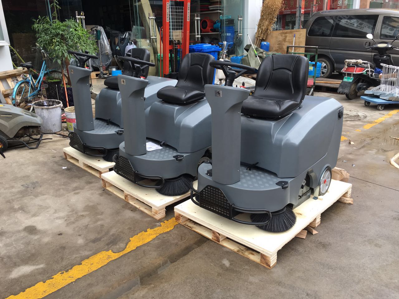 駕駛式掃地機有哪些優(yōu)勢？駕駛式掃地機使用有哪些技巧？